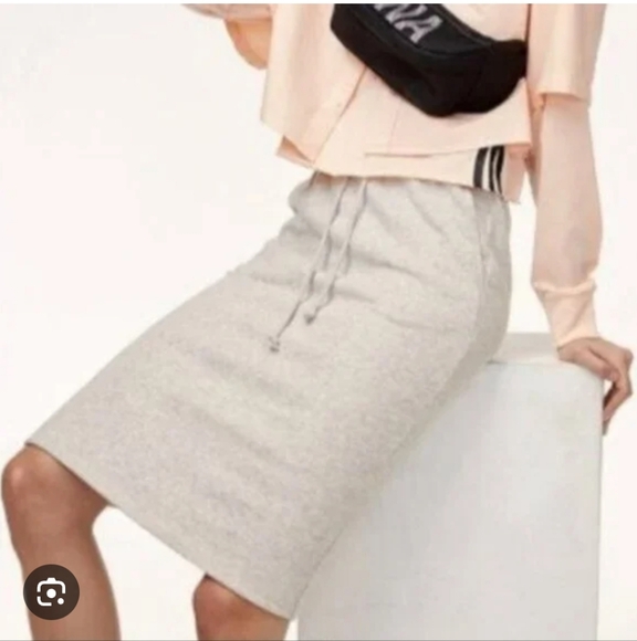 Aritzia TNA Cariboo skirt in healther athletic grey. Size M - Picture 2 of 8